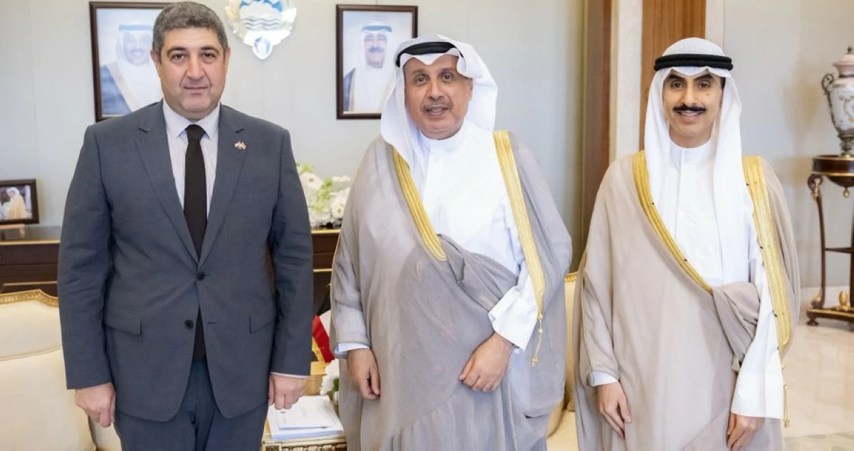 وزير شؤون الديوان الأميري ورئيس ديوان ولي العهد يستقبلان سفير جمهورية أرمينيا
