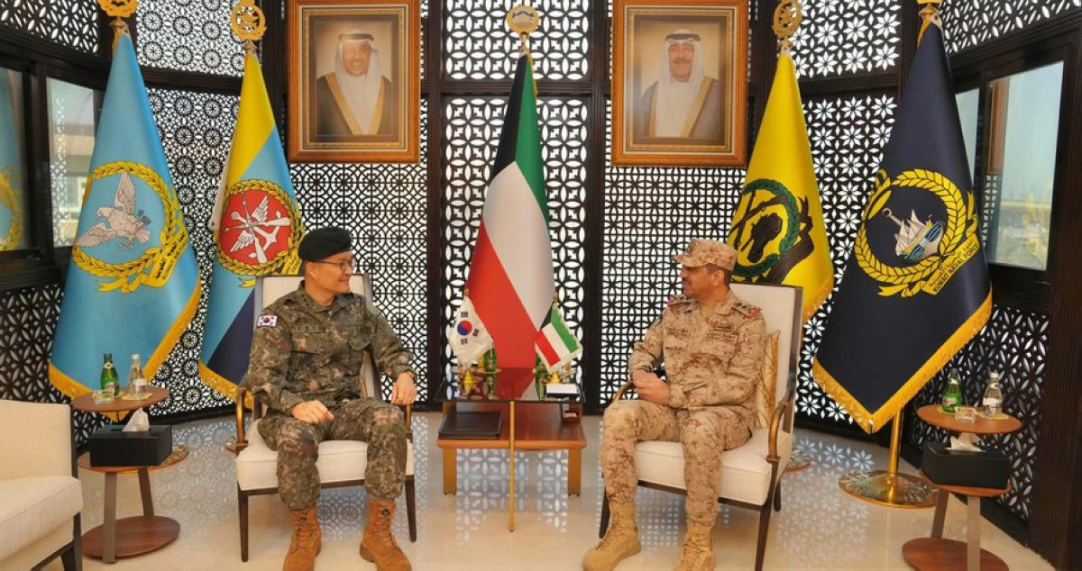 رئيس الأركان يبحث مع الملحق العسكري لكوريا الجنوبية أوجه التعاون الدفاعي