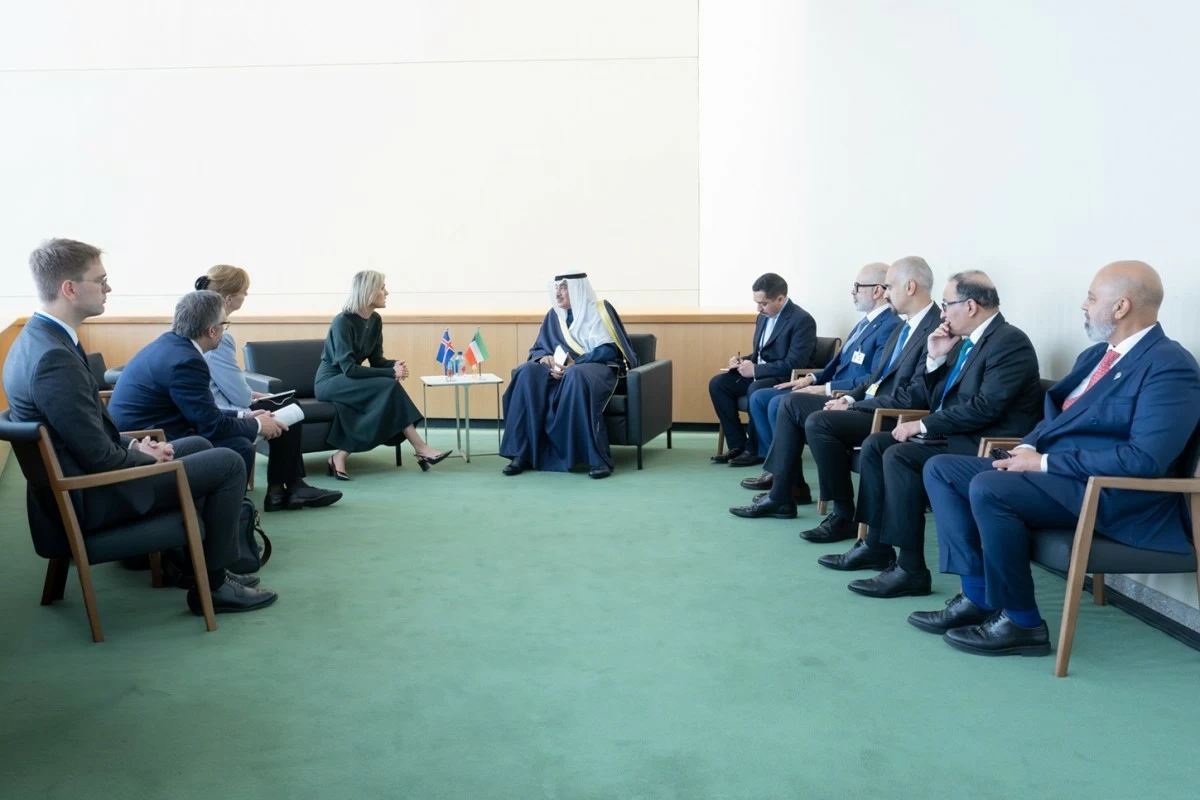 ممثل سمو الأمير يبحث مع رئيسة وزراء آيسلندا تطوير العلاقات الثنائية والقضايا المشتركة