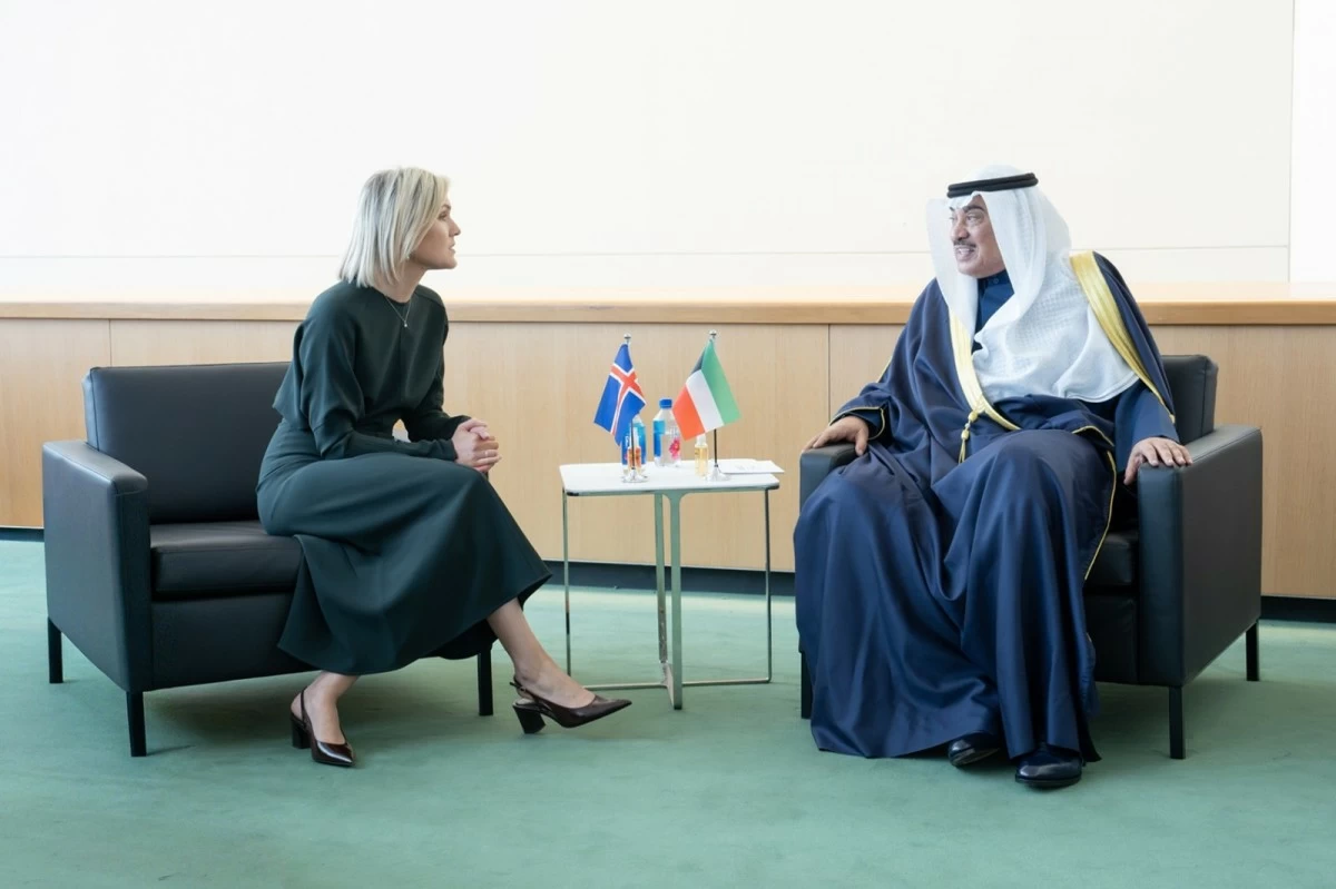 ممثل سمو الأمير يبحث مع رئيسة وزراء آيسلندا تطوير العلاقات الثنائية والقضايا المشتركة