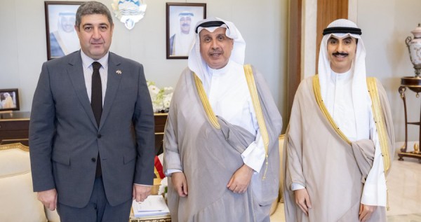 وزير شؤون الديوان الأميري ورئيس ديوان ولي العهد يستقبلان سفير جمهورية أرمينيا