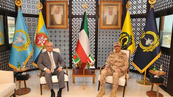 رئيس الأركان يبحث مع سفير بنغلاديش سبل تعزيز التعاون الدفاعي