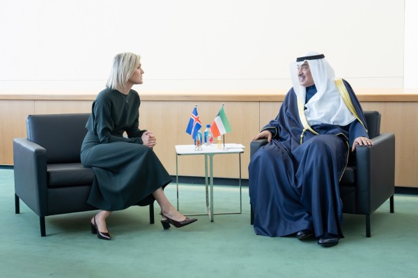 ممثل سمو الأمير يبحث مع رئيسة وزراء آيسلندا تطوير العلاقات الثنائية والقضايا المشتركة