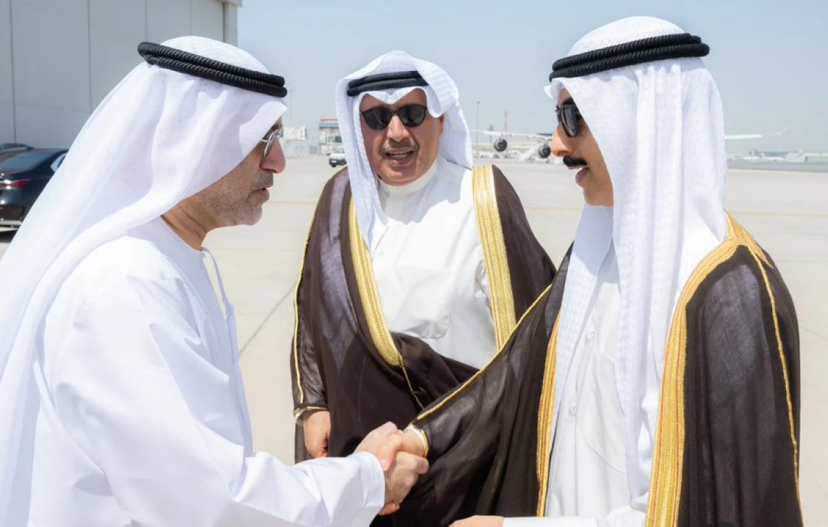 ممثل سمو الأمير وزير شؤون الديوان الأميري يصل إلى الإمارات لتقديم واجب العزاء بوفاة الشيخ أحمد بن راشد