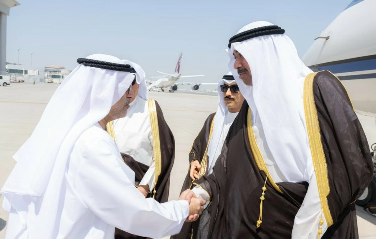 ممثل سمو الأمير وزير شؤون الديوان الأميري يصل إلى الإمارات لتقديم واجب العزاء بوفاة الشيخ أحمد بن راشد