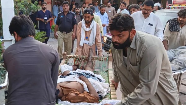 مقتل 12 شخصاً وإصابة 35 آخرين في تفجير انتحاري شمالي باكستان