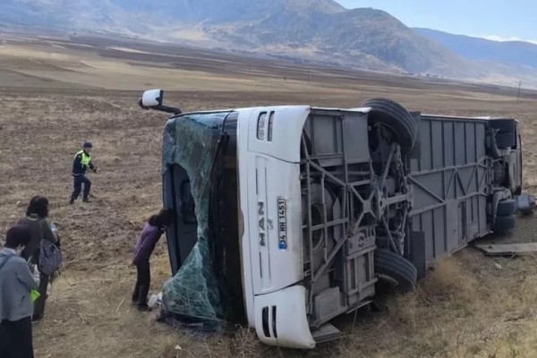 مصرع 7 أشخاص وإصابة 13 في حادث تصادم جنوب تركيا