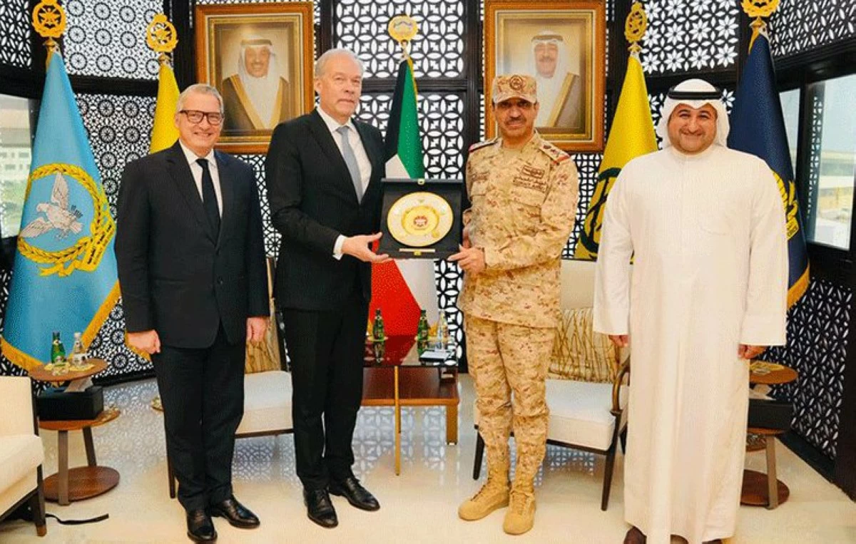 رئيس الأركان يبحث مع مسؤول فنلندي أوجه التعاون العسكري وسبل تعزيزها وتطويرها