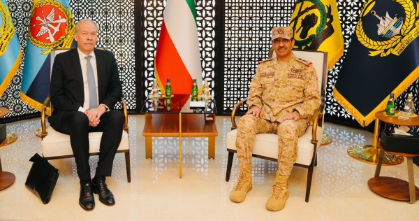 رئيس الأركان يبحث مع مسؤول فنلندي أوجه التعاون العسكري وسبل تعزيزها وتطويرها