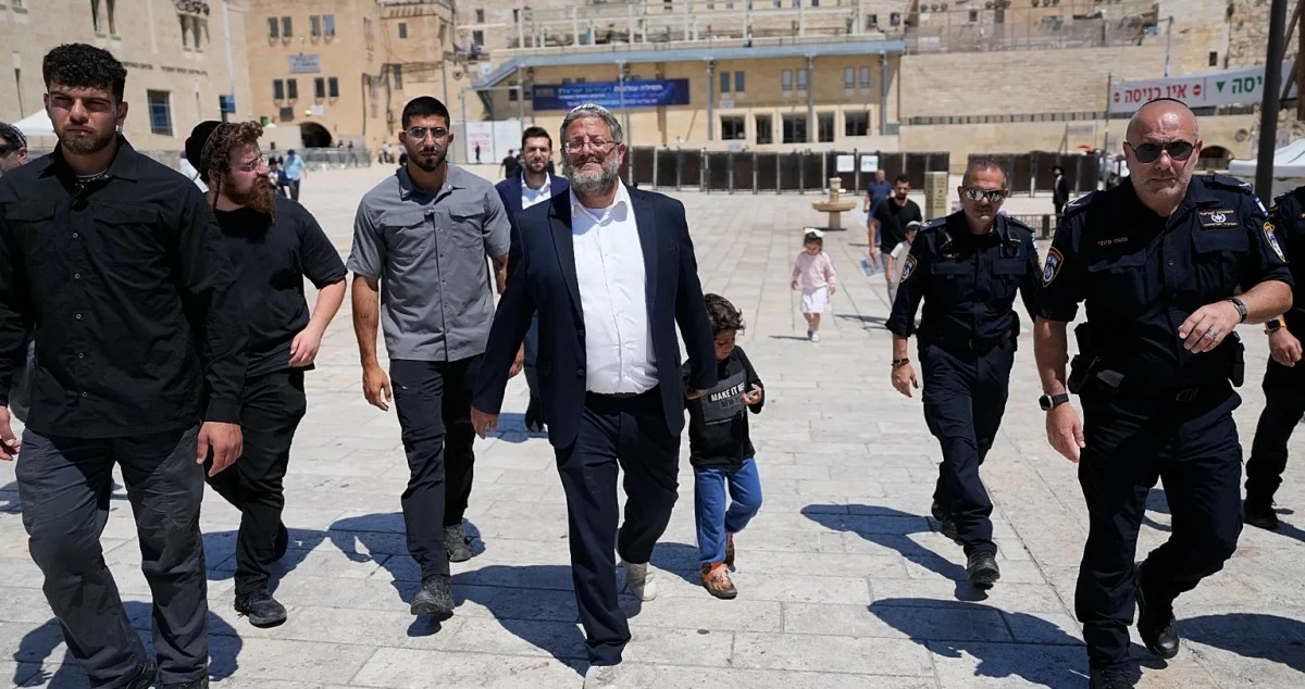 بن غفير يقتحم الحرم الإبراهيمي... ومئات المستوطنين يقتحمون المسجد الأقصى