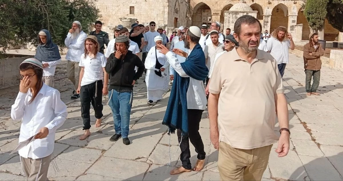 بن غفير يقتحم الحرم الإبراهيمي... ومئات المستوطنين يقتحمون المسجد الأقصى