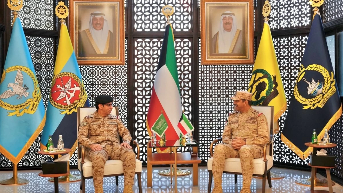 رئيس الأركان يبحث مع مسؤول عسكري سعودي تعزيز التعاون العسكري بين البلدين