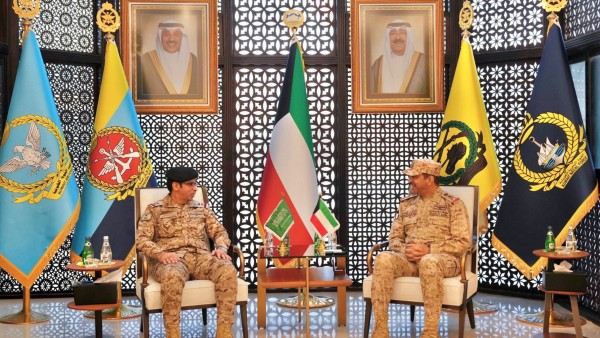 رئيس الأركان يبحث مع مسؤول عسكري سعودي تعزيز التعاون العسكري بين البلدين