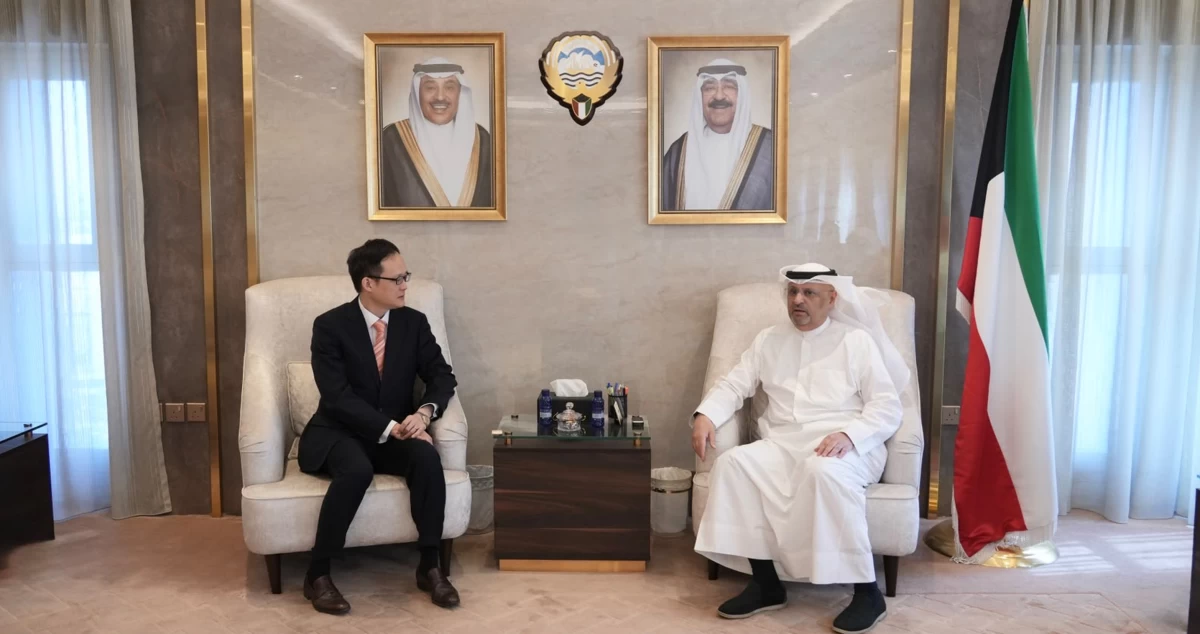 وزير 'الاتصالات' يبحث مع سفير كوريا الجنوبية سبل تعزيز التعاون وتبادل الخبرات في التكنولوجيا والتحول الرقمي