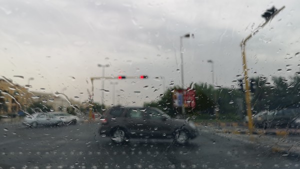 'الأرصاد': أمطار متفرقة وضباب يخفض الرؤية حتى صباح الغد