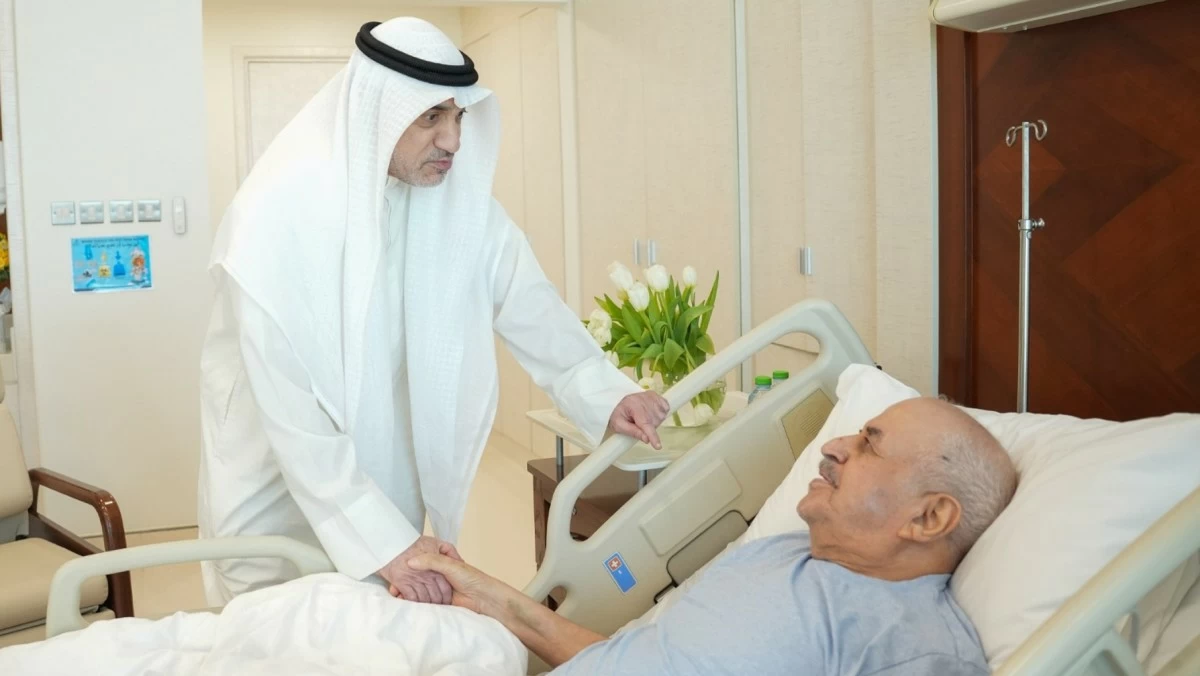 النائب الأول يزور الفريق المتقاعد عبدالله الفارس في المستشفى للاطمئنان على صحته