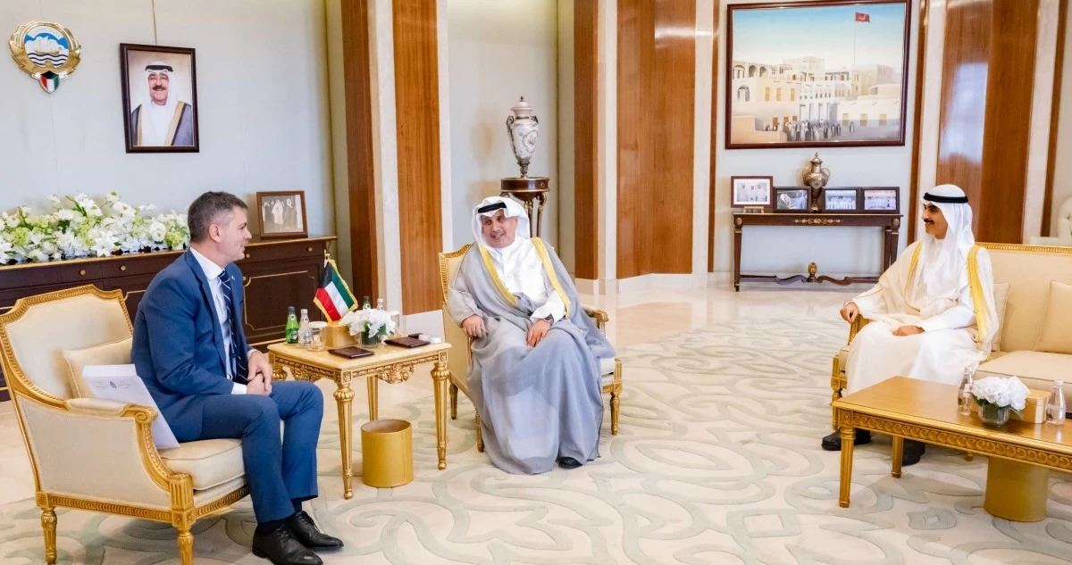 وزير شؤون الديوان الأميري ورئيس ديوان ولي العهد يستقبلان سفيري الأرجنتين وطاجيكستان