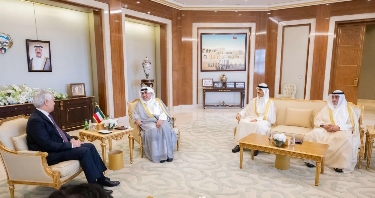 وزير شؤون الديوان الأميري ورئيس ديوان ولي العهد يستقبلان سفيري الأرجنتين وطاجيكستان