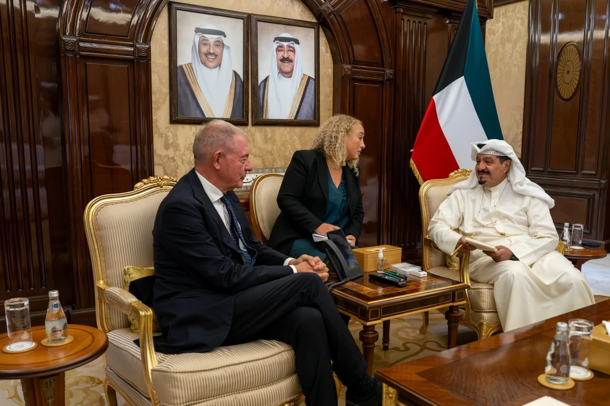 رئيس الوزراء يبحث مع وزير المؤسسات الإيطالي تعزيز التعاون الاقتصادي والاستثماري والصناعي