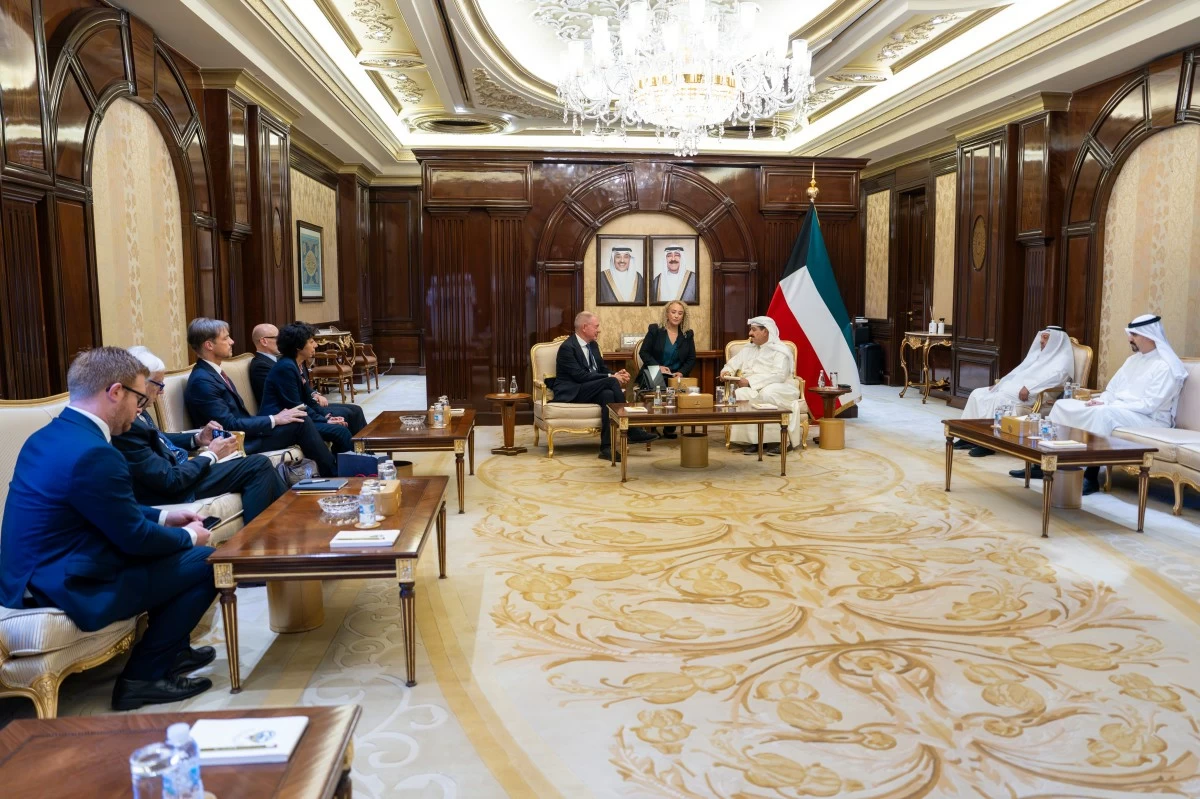 رئيس الوزراء يبحث مع وزير المؤسسات الإيطالي تعزيز التعاون الاقتصادي والاستثماري والصناعي