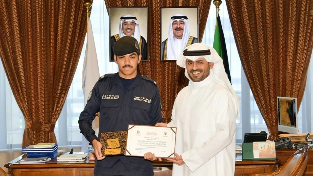 محافظ مبارك الكبير يكرّم ضابطاً وشرطياً لشجاعتهما في 'حريق الغوص'