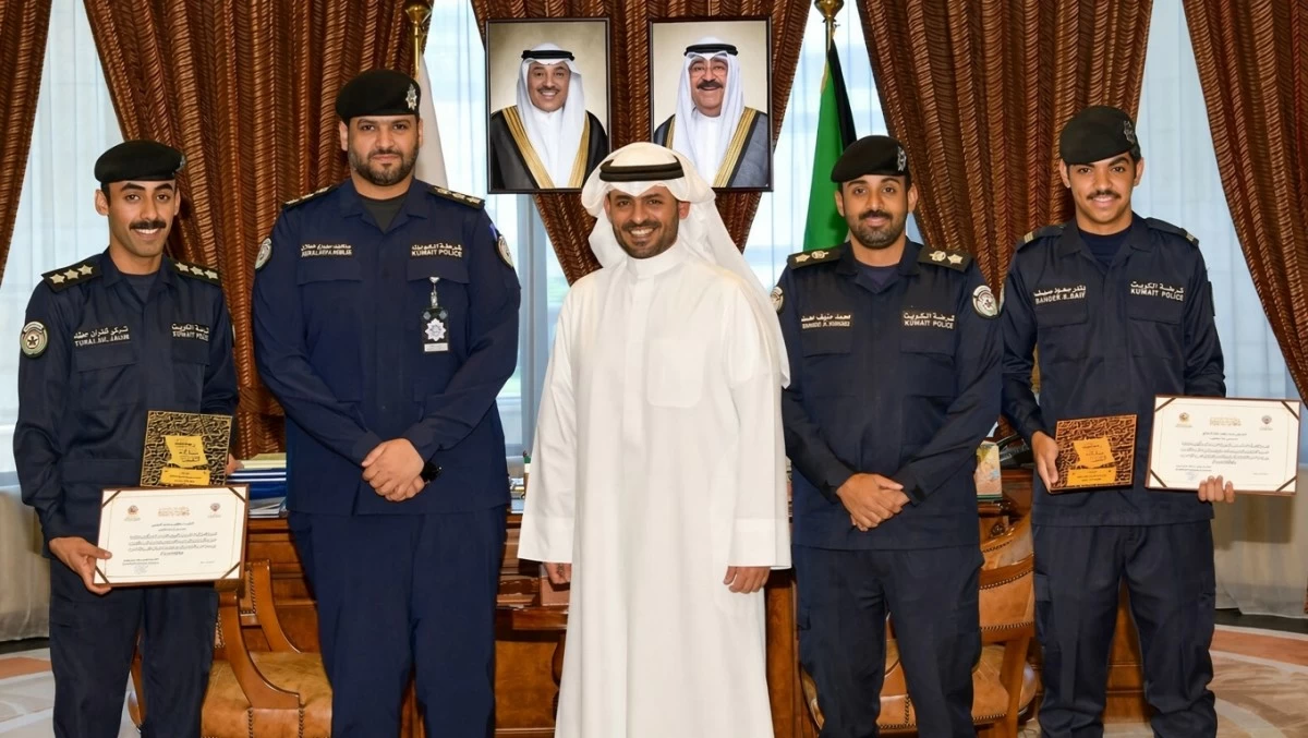 محافظ مبارك الكبير يكرّم ضابطاً وشرطياً لشجاعتهما في 'حريق الغوص'