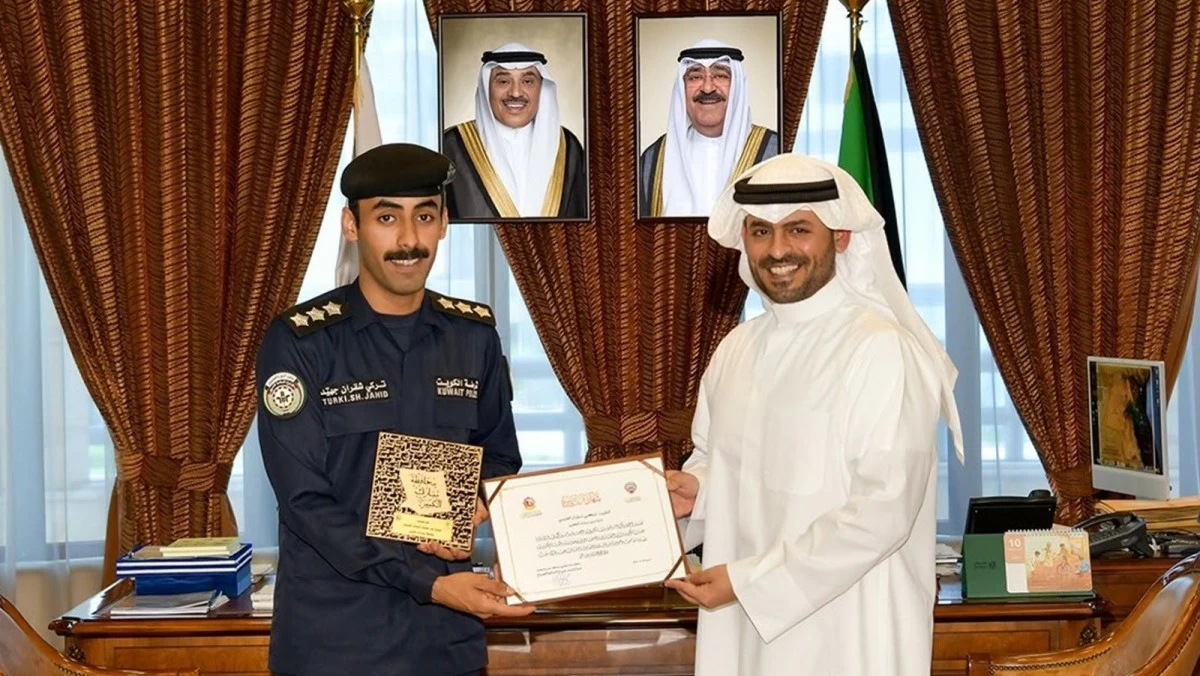 محافظ مبارك الكبير يكرّم ضابطاً وشرطياً لشجاعتهما في 'حريق الغوص'
