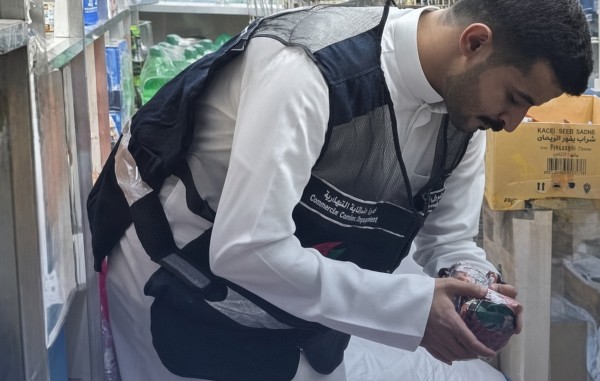 'التجارة': ضبط 25 ألف حبة من 'التبغ الممضوغ' في بقالات بالعاصمة