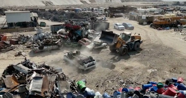 'المرور' تضبط سائق شاحنة ألقى مخلفات على الطريق في الجابرية