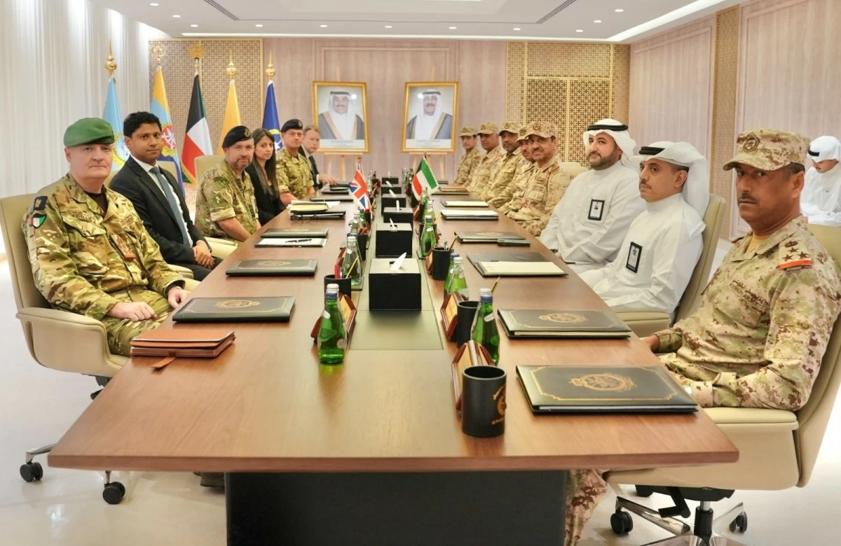 رئيس الأركان يبحث مع مستشار الدفاع الأول البريطاني سبل تعزيز التعاون العسكري