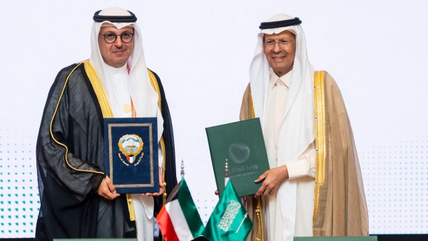 الكويت والسعودية توقعان مذكرة تفاهم في مجالي الكهرباء والطاقة المتجددة