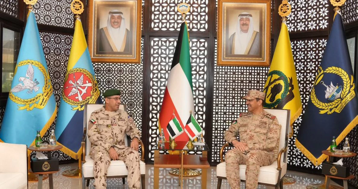 رئيس الأركان يبحث مع قائد سلاح الإشارة الإماراتي تعزيز التعاون العسكري