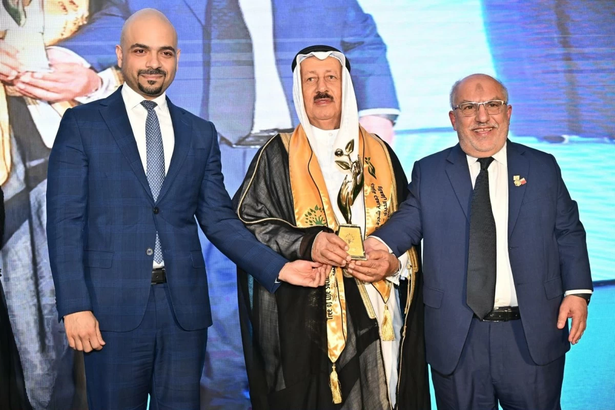 بوخمسين ينال جائزة 'شجرة الحياة' للإنسانية والعمل الخيري