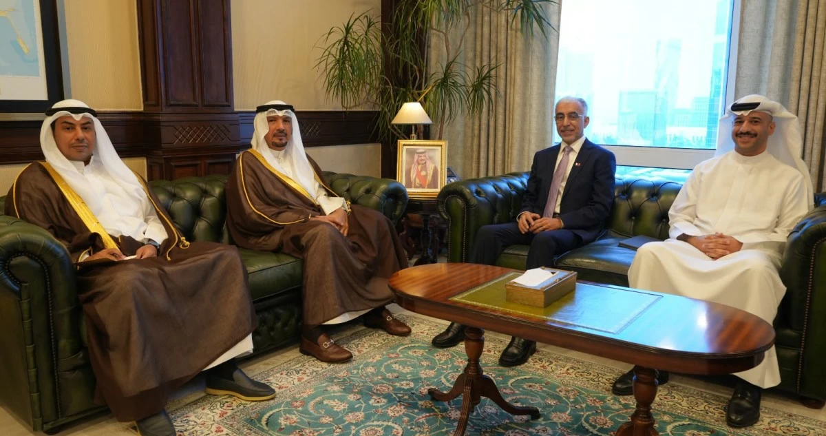 وزير الأشغال البحريني والسفير الكويتي يؤكدان أهمية تبادل التجارب والخبرات التنموية