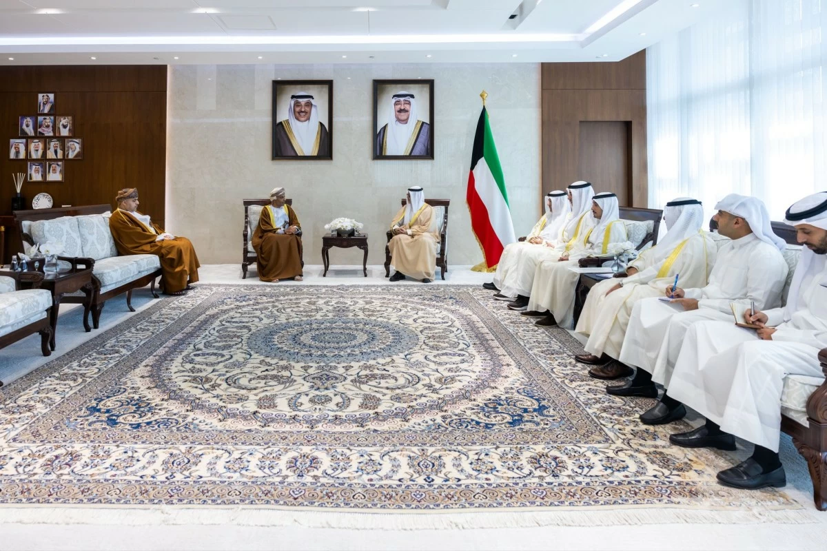 وزير الخارجية يتسلم نسختين من أوراق اعتماد سفيري عُمان والعراق الجديدين لدى الكويت
