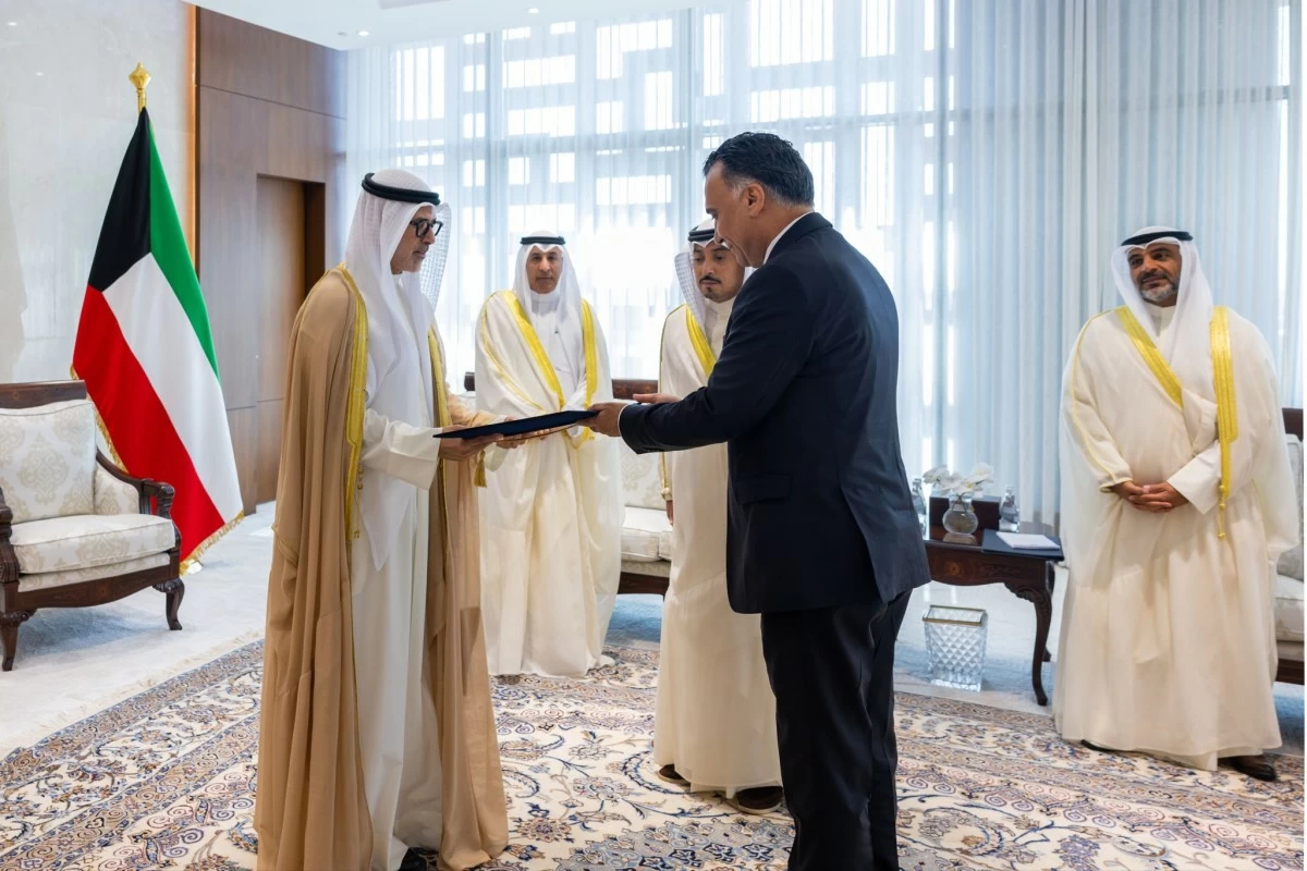 وزير الخارجية يتسلم نسختين من أوراق اعتماد سفيري عُمان والعراق الجديدين لدى الكويت