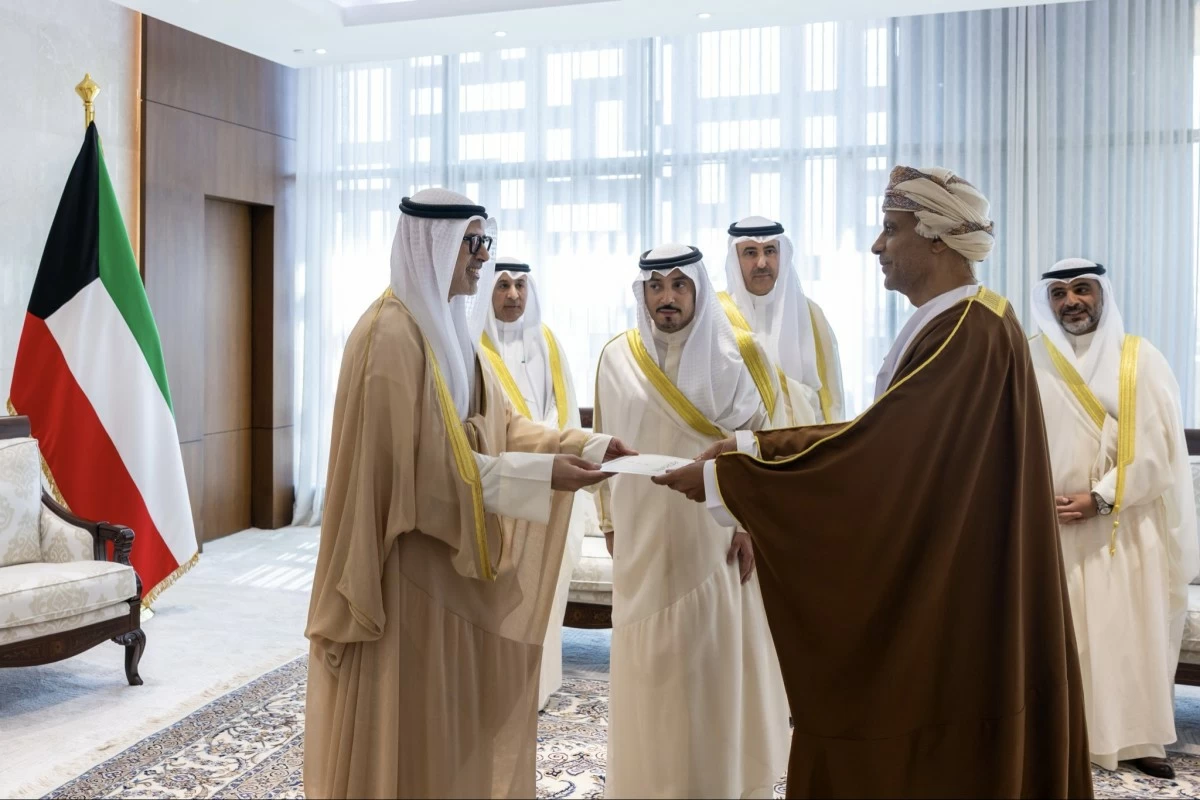 وزير الخارجية يتسلم نسختين من أوراق اعتماد سفيري عُمان والعراق الجديدين لدى الكويت