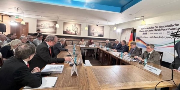 برلن میں منعقدہ کانفرنس میں ایران کے خلاف یورپی پالیسی کی جائزہ لینے اور جنگ و رضامندی کی پالیسی کی مخالفت کی اپیل