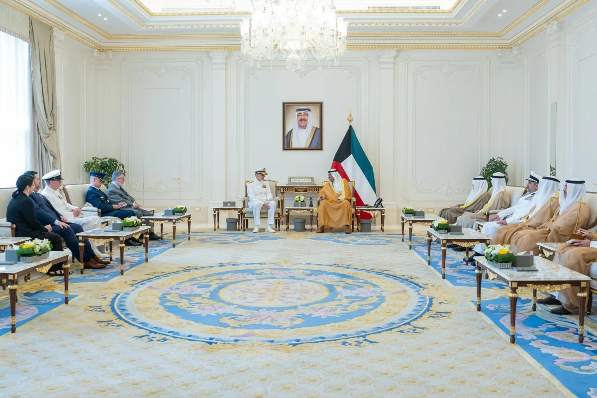 سمو ولي العهد يستقبل قائد القيادة المركزية للقوات البحرية الأميركية والأسطول الخامس بمناسبة زيارته للبلاد