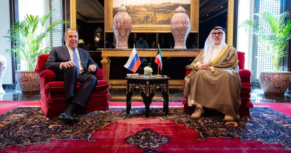 وزير الخارجية يبحث مع نظيره الروسي تعزيز العلاقات الثنائية والتطورات الإقليمية والدولية