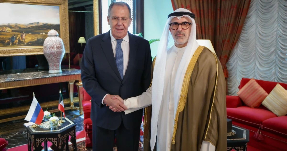 وزير الخارجية يبحث مع نظيره الروسي تعزيز العلاقات الثنائية والتطورات الإقليمية والدولية