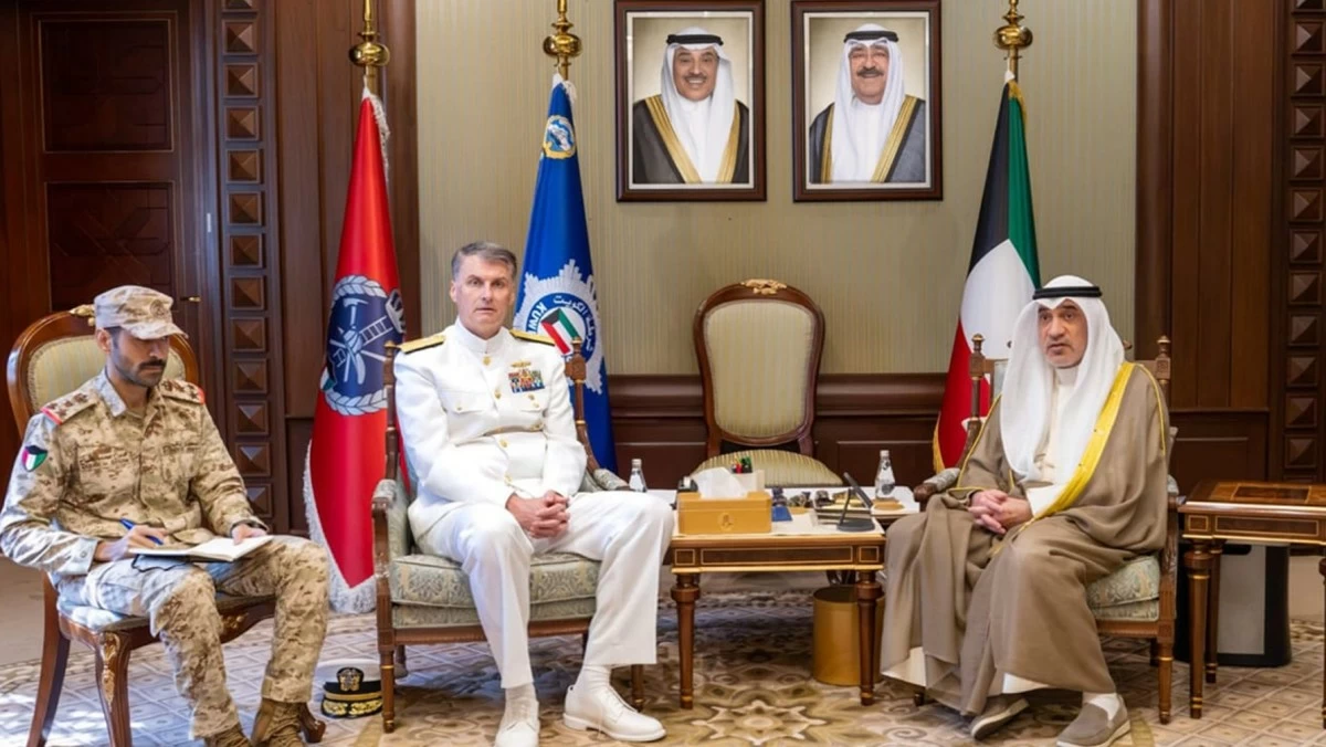النائب الأول يبحث مع قائد القيادة المركزية للقوات البحرية والأسطول الخامس تعزيز التعاون