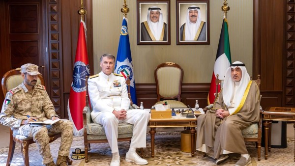 النائب الأول يبحث مع قائد القيادة المركزية للقوات البحرية…