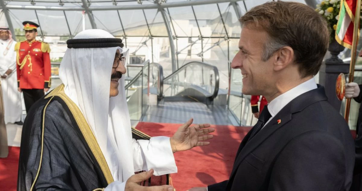 سمو الأمير على رأس مستقبلي الرئيس الفرنسي لدى وصوله إلى البلاد