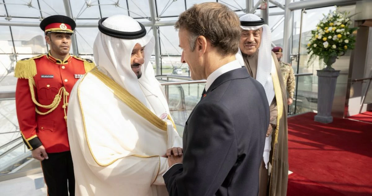 سمو الأمير على رأس مستقبلي الرئيس الفرنسي لدى وصوله إلى البلاد