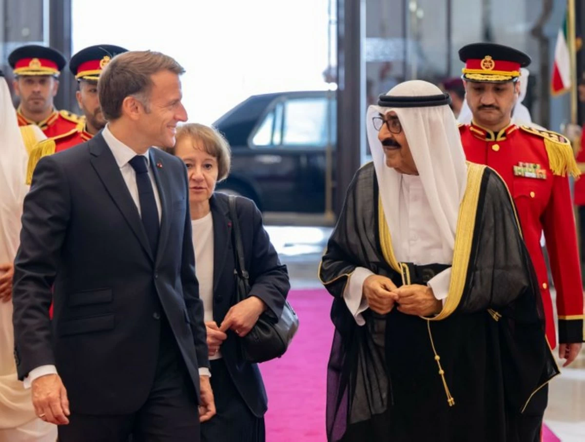 سمو الأمير على رأس مستقبلي الرئيس الفرنسي لدى وصوله إلى البلاد