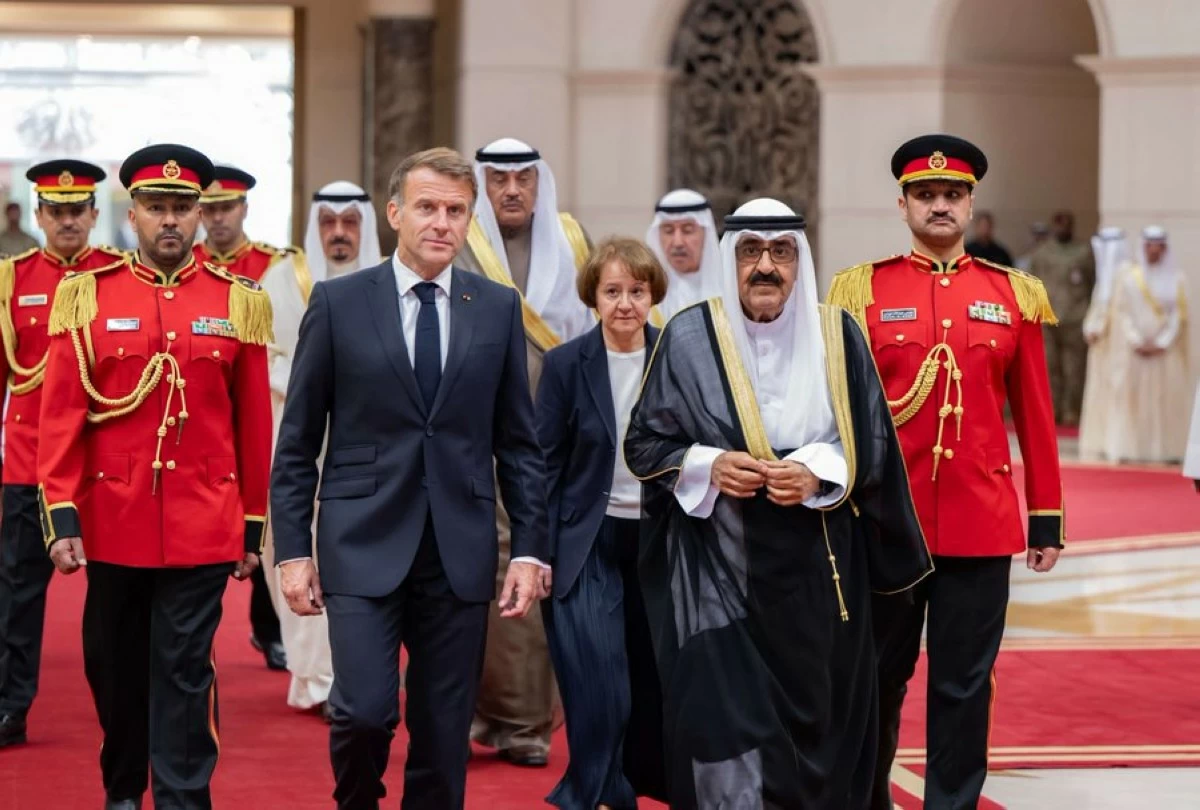 سمو الأمير على رأس مستقبلي الرئيس الفرنسي لدى وصوله إلى البلاد