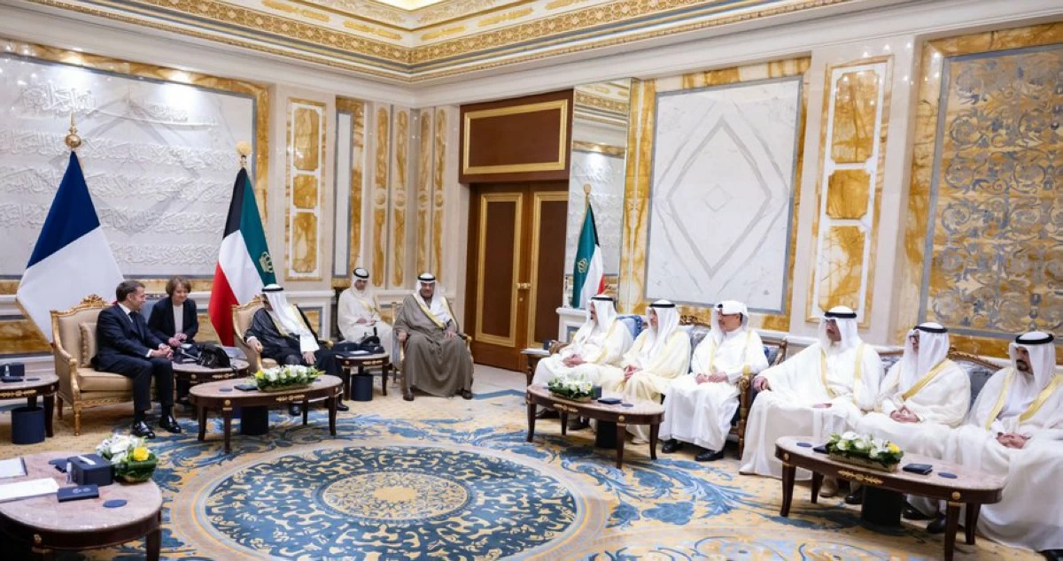 سمو الأمير والرئيس الفرنسي يترأسان جلسة المباحثات الرسمية في قصر بيان