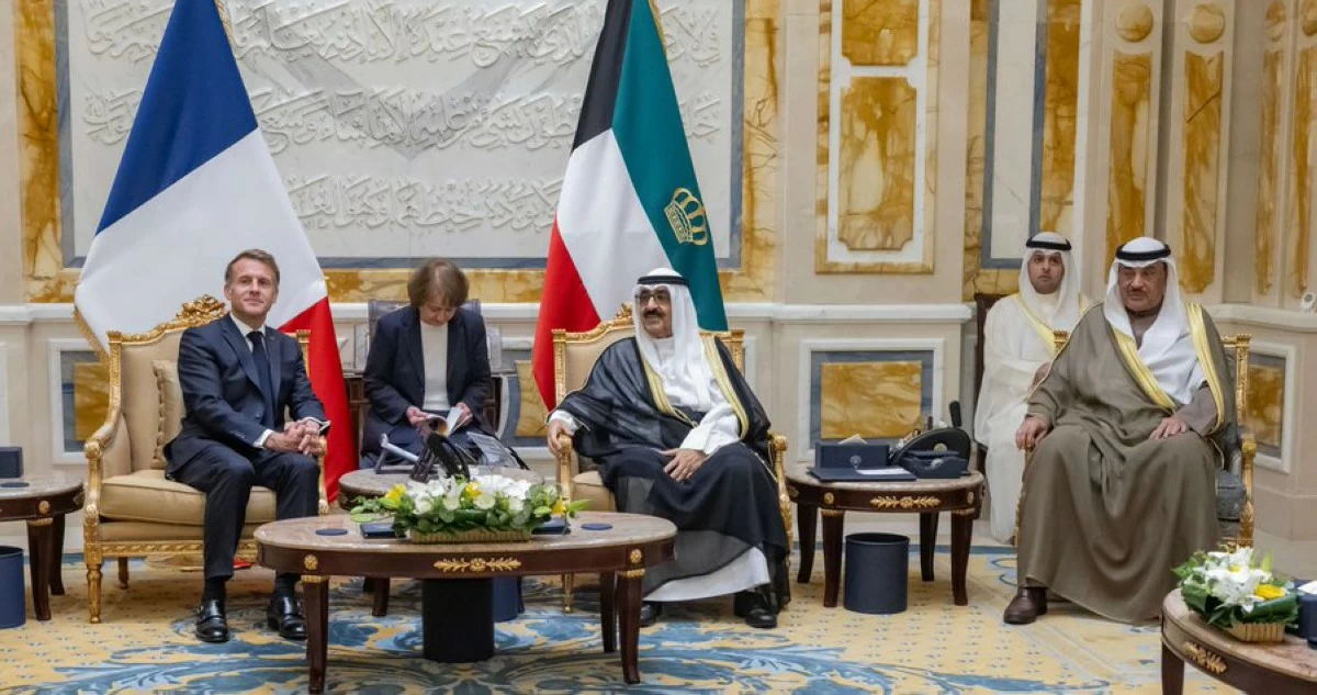 سمو الأمير والرئيس الفرنسي يترأسان جلسة المباحثات الرسمية في قصر بيان
