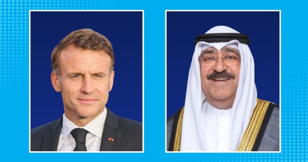 سمو الأمير على رأس مستقبلي الرئيس الفرنسي لدى وصوله إلى البلاد